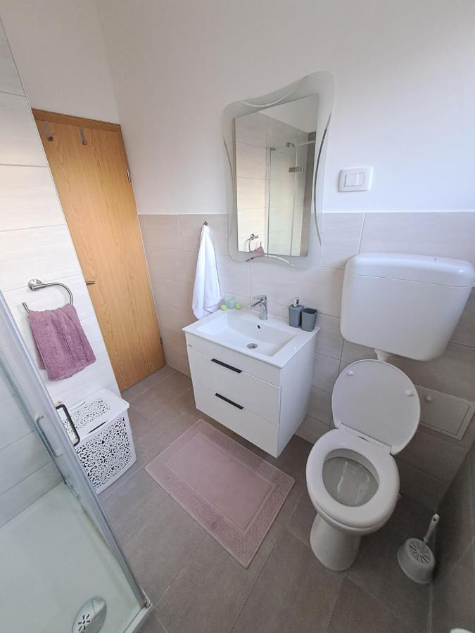 Yulia Apartman Pula Exterior photo