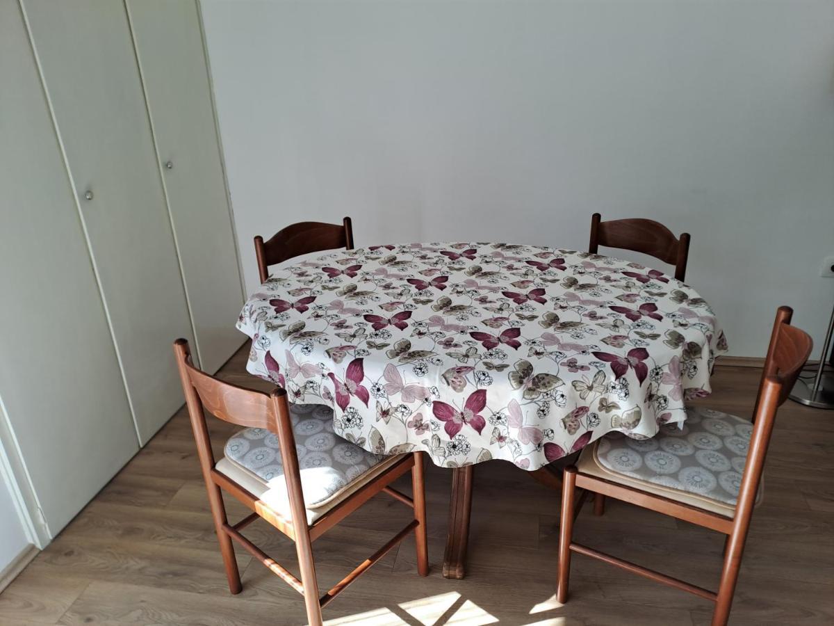 Yulia Apartman Pula Exterior photo