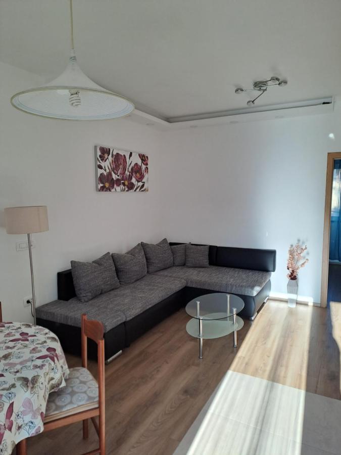Yulia Apartman Pula Exterior photo